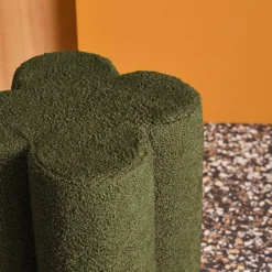 Puff en forma de trébol con tapizado de borreguito
