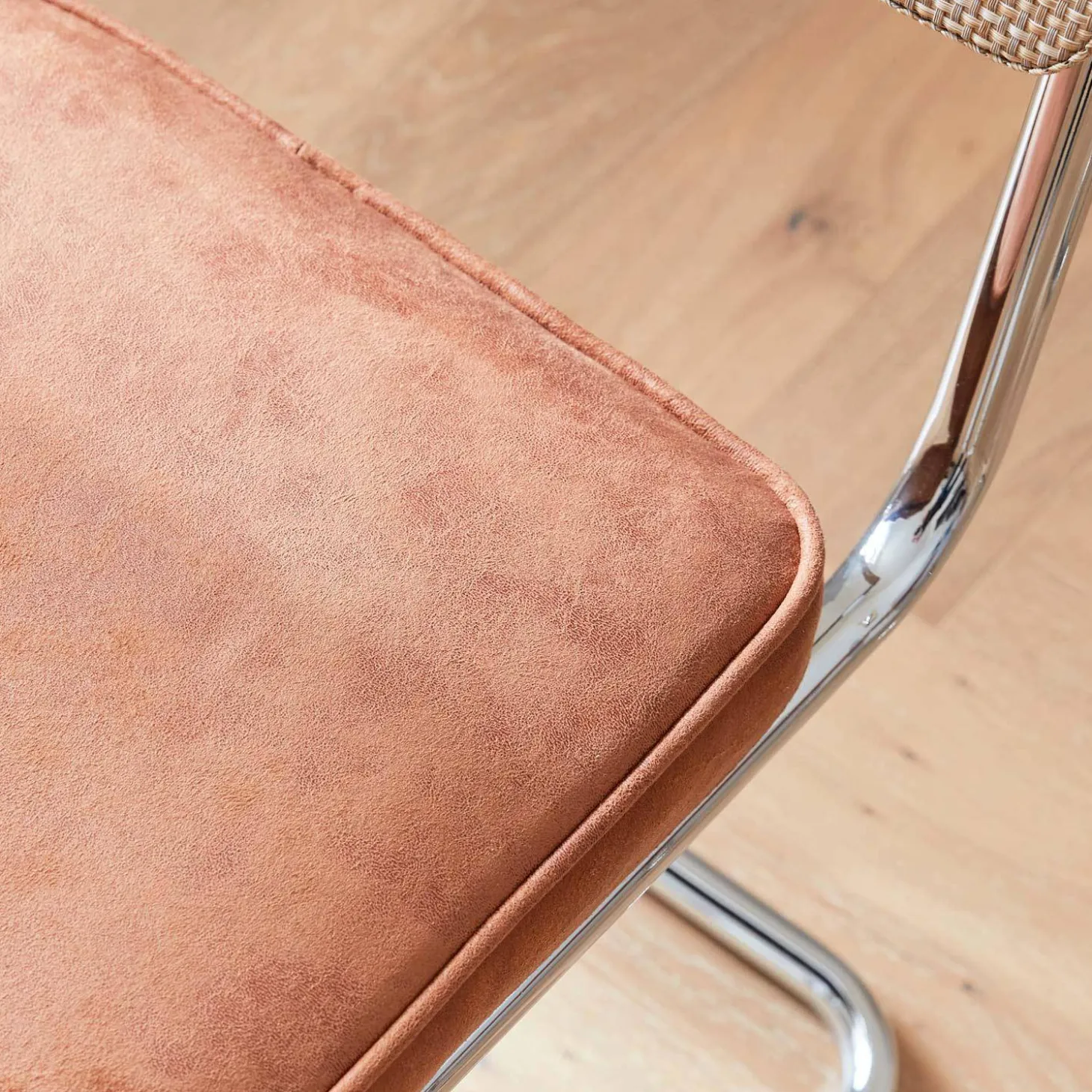Silla cantilever con respaldo efecto ratán, set de 2