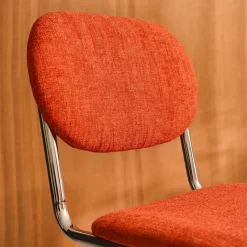 Silla cantilever redondeada de metal, tela chenille y patas cromadas ,set de 2
