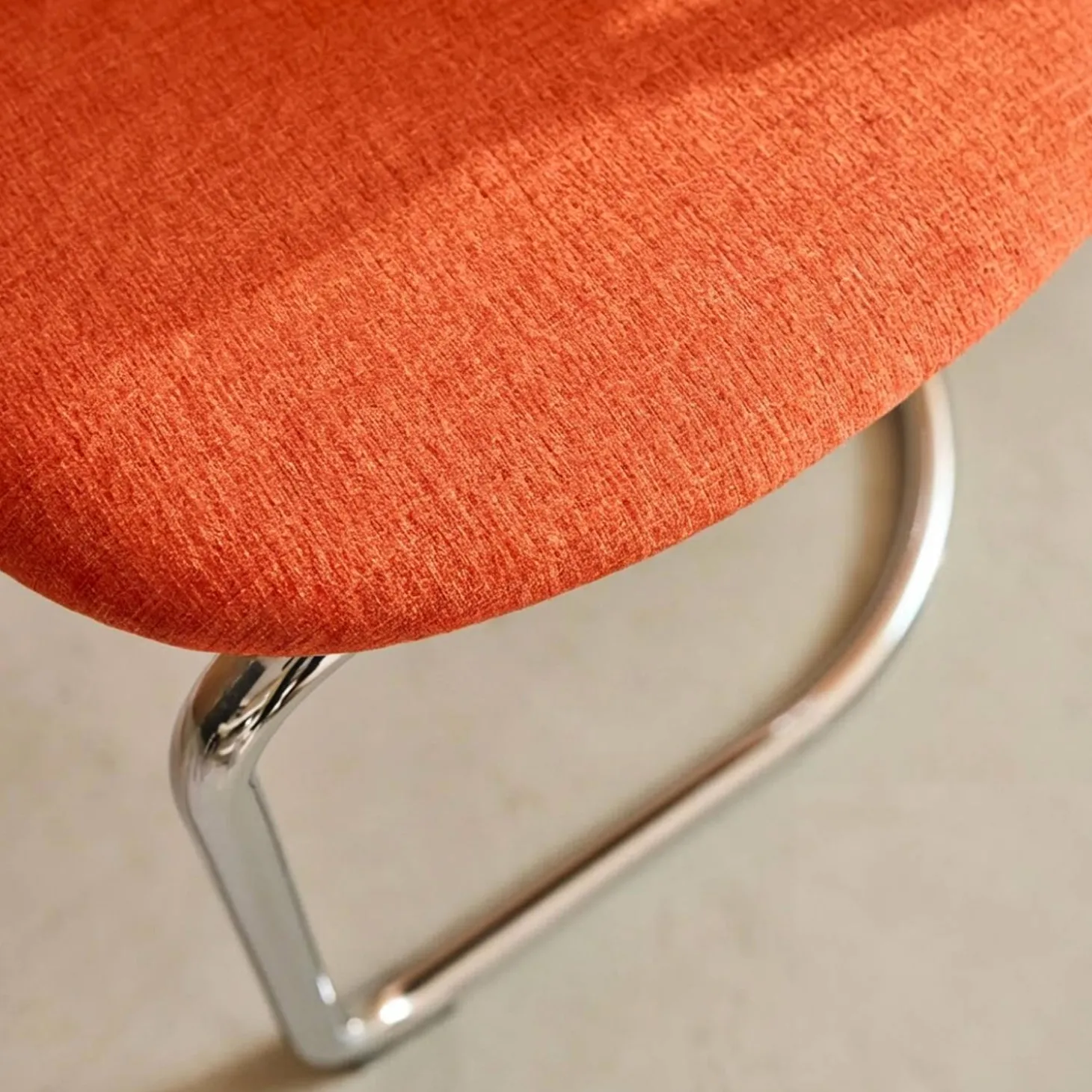 Silla cantilever redondeada de metal, tela chenille y patas cromadas ,set de 2