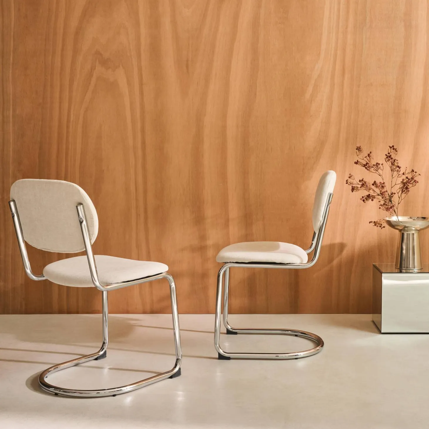 Silla cantilever redondeada de metal, tela chenille y patas cromadas ,set de 2
