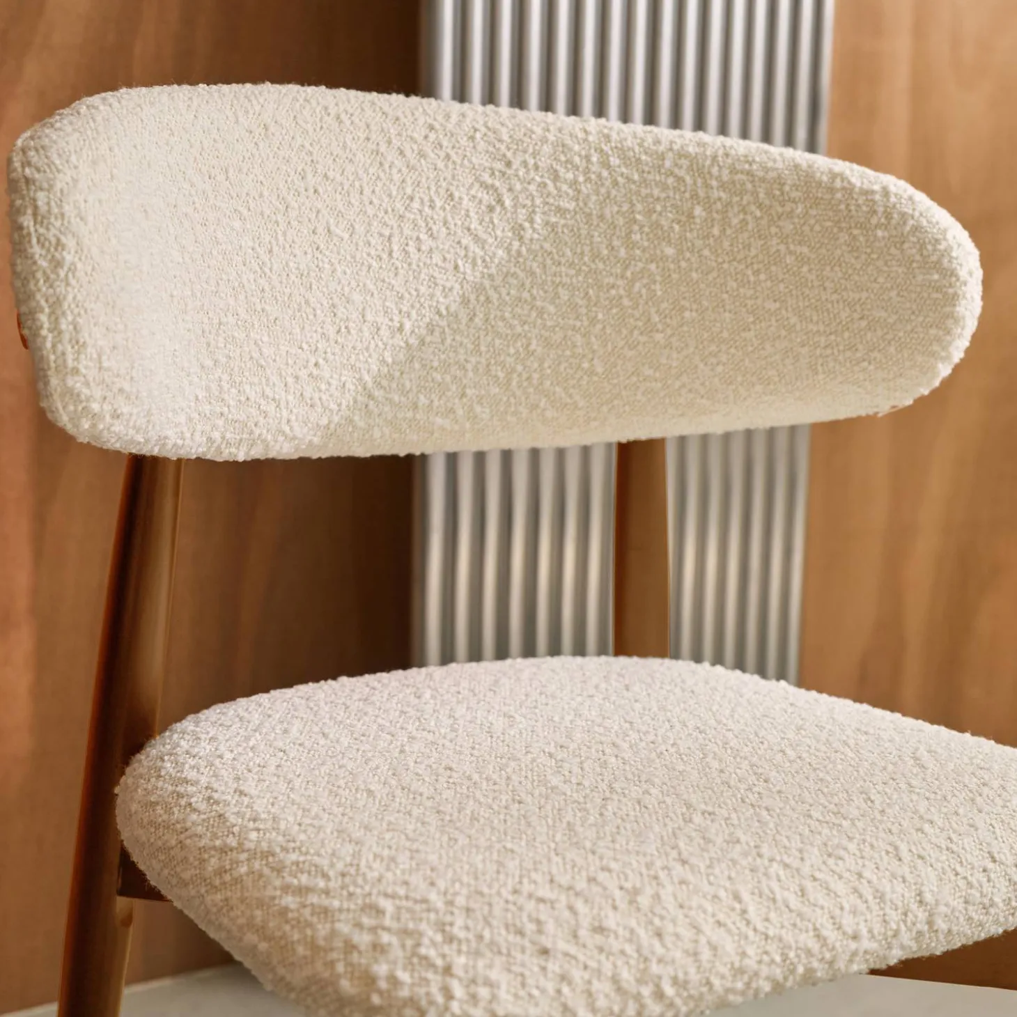 Silla de madera de hevea y tejido borreguito, set de 2
