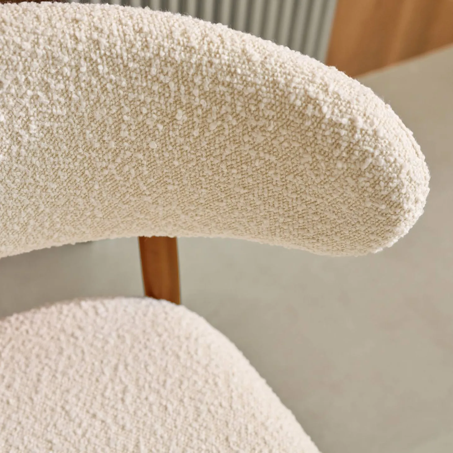 Silla de madera de hevea y tejido borreguito, set de 2