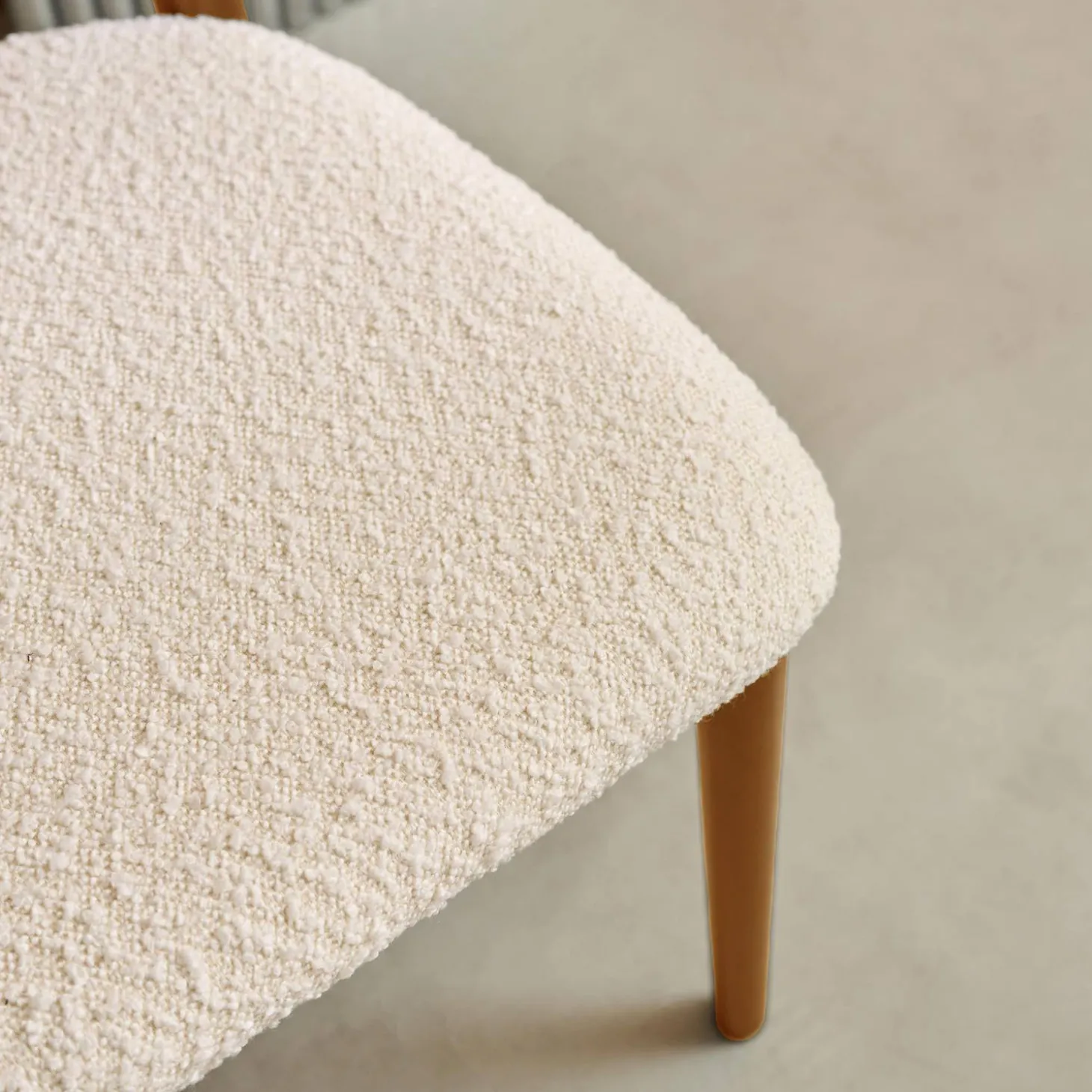 Silla de madera de hevea y tejido borreguito, set de 2