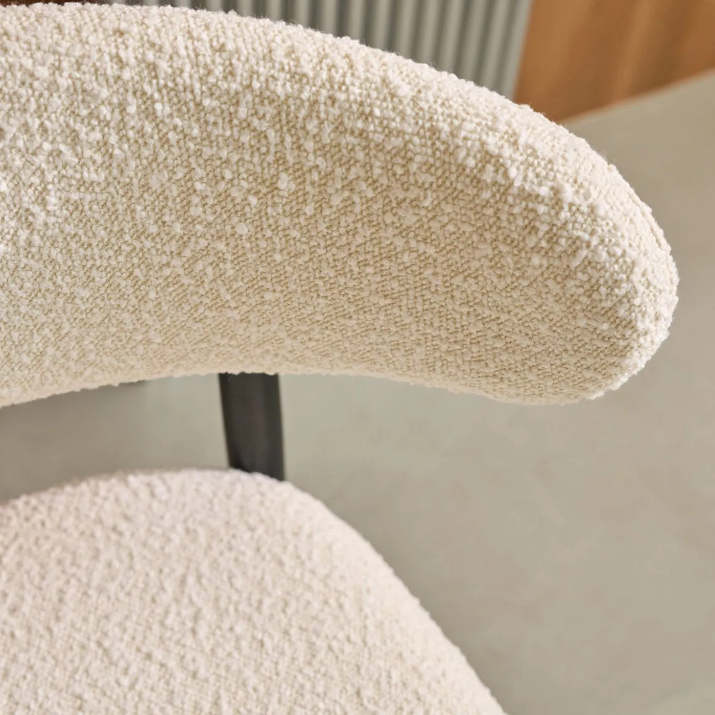 Silla de madera de hevea y tejido borreguito, set de 2