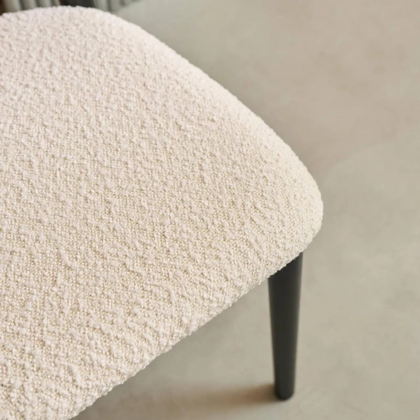 Silla de madera de hevea y tejido borreguito, set de 2