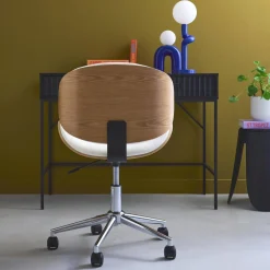 Silla de oficina con ruedas, madera curvada y acabado en polipiel