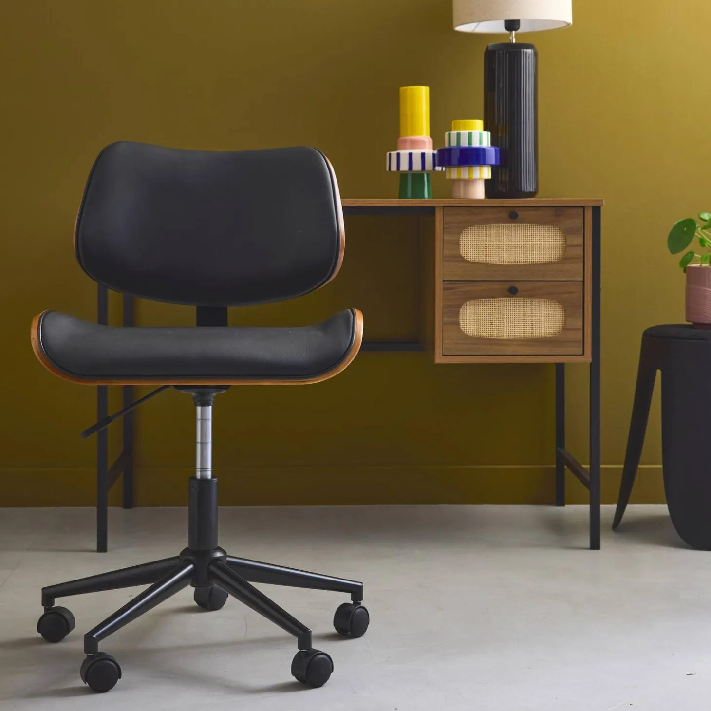Silla de oficina con ruedas, madera curvada y acabado en polipiel