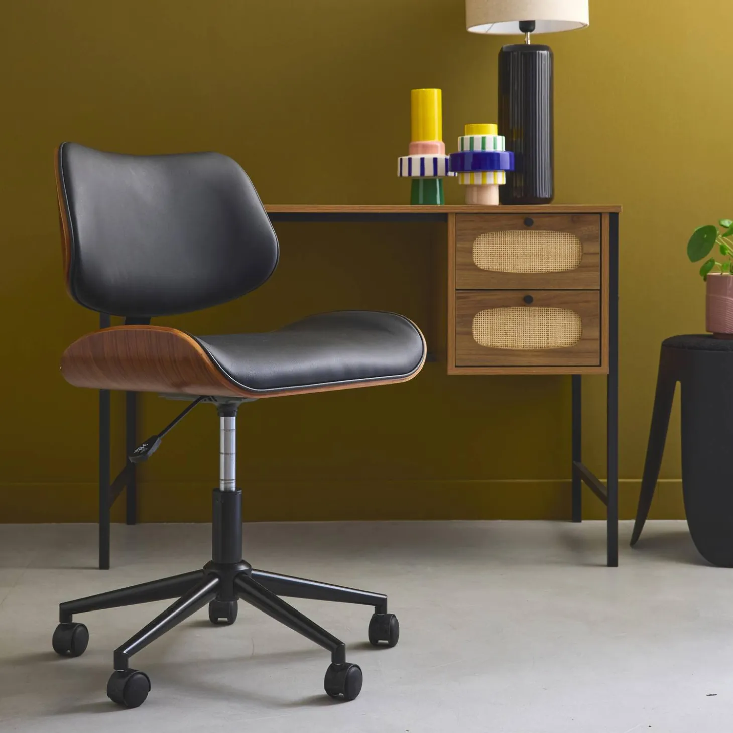 Silla de oficina con ruedas, madera curvada y acabado en polipiel