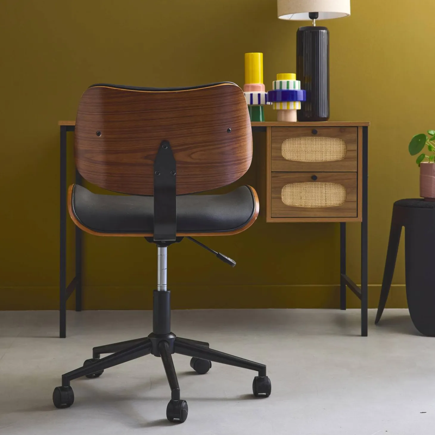 Silla de oficina con ruedas, madera curvada y acabado en polipiel
