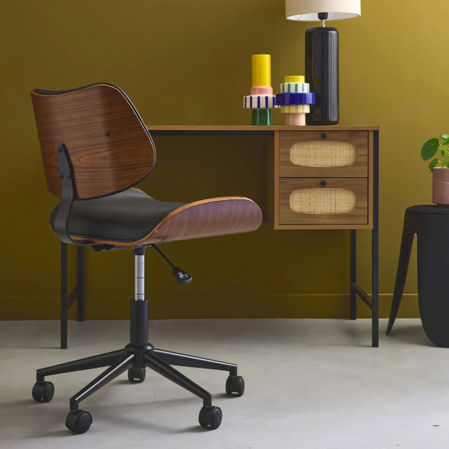 Silla de oficina con ruedas, madera curvada y acabado en polipiel