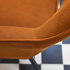 Silla de oficina con ruedas de pana fina y base negra