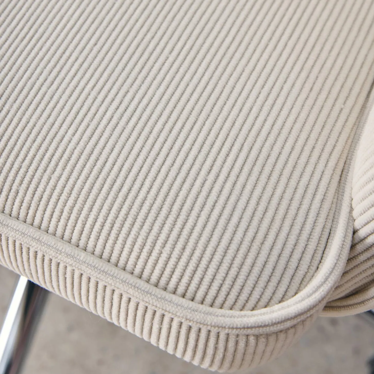 Silla de oficina de pana fina con ruedas y base cromada