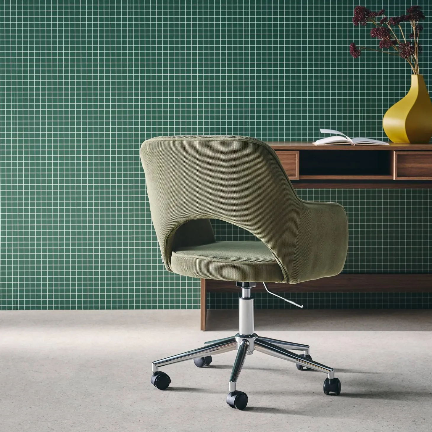 Silla de oficina de pana fina con ruedas y base cromada