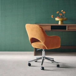 Silla de oficina de pana fina con ruedas y base cromada