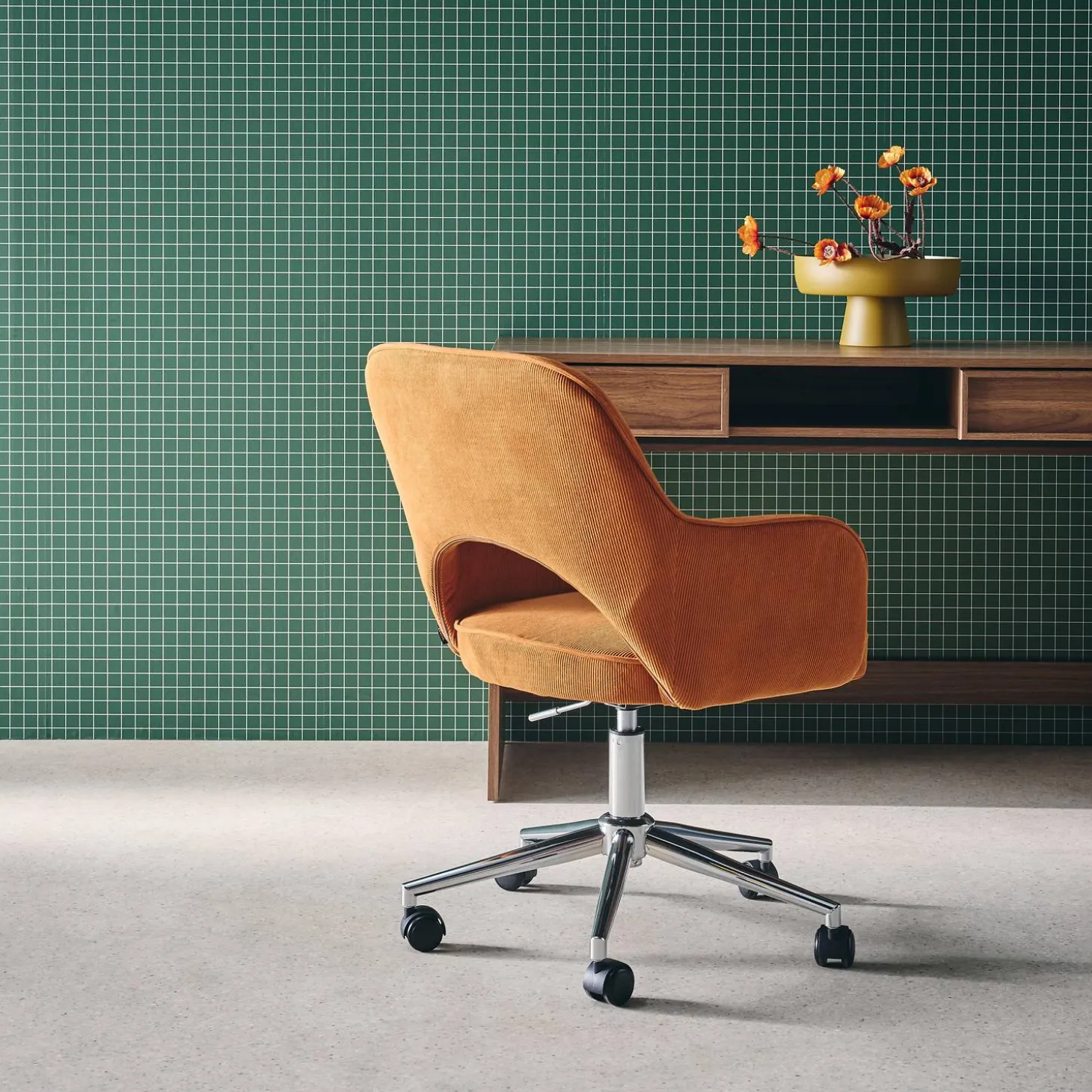 Silla de oficina de pana fina con ruedas y base cromada