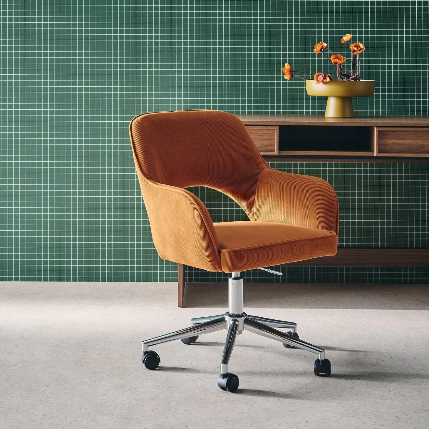 Silla de oficina de pana fina con ruedas y base cromada