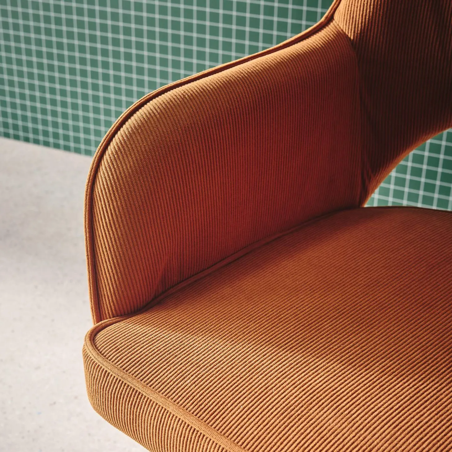 Silla de oficina de pana fina con ruedas y base cromada