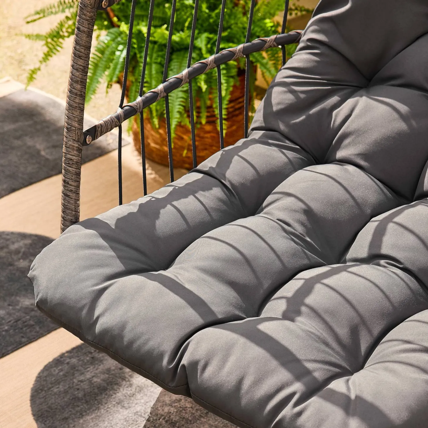 Sillón colgante de jardín tipo huevo de acero y poliéster