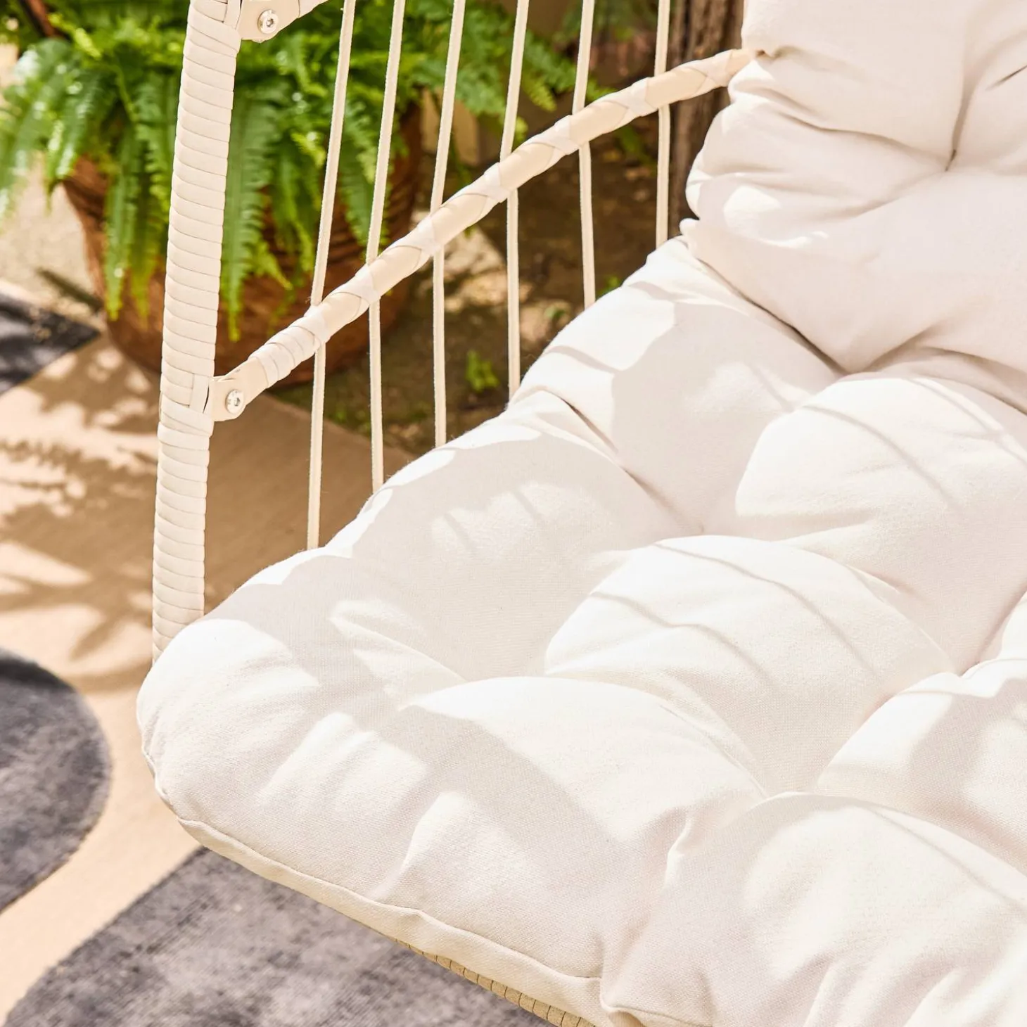 Sillón colgante de jardín tipo huevo de acero y poliéster