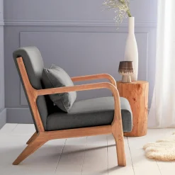 Sillón de diseño de madera y tela