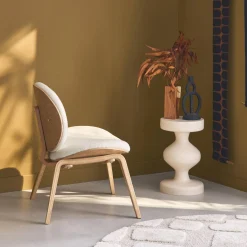 Sillón de madera curvada y borreguito