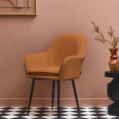 Sillón de pana con patas de metal negro mate