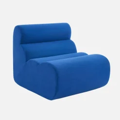 Sillón de tela con reposapiés