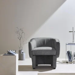 Sillón de tela con respaldo y base redondeada