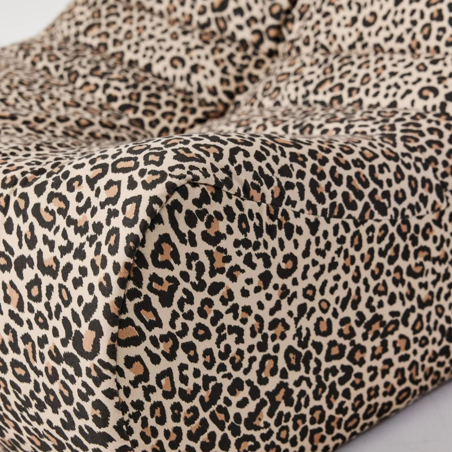 Sillón de tela leopardo