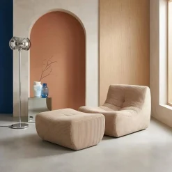 Sillón de terciopelo de pana fina con reposapiés