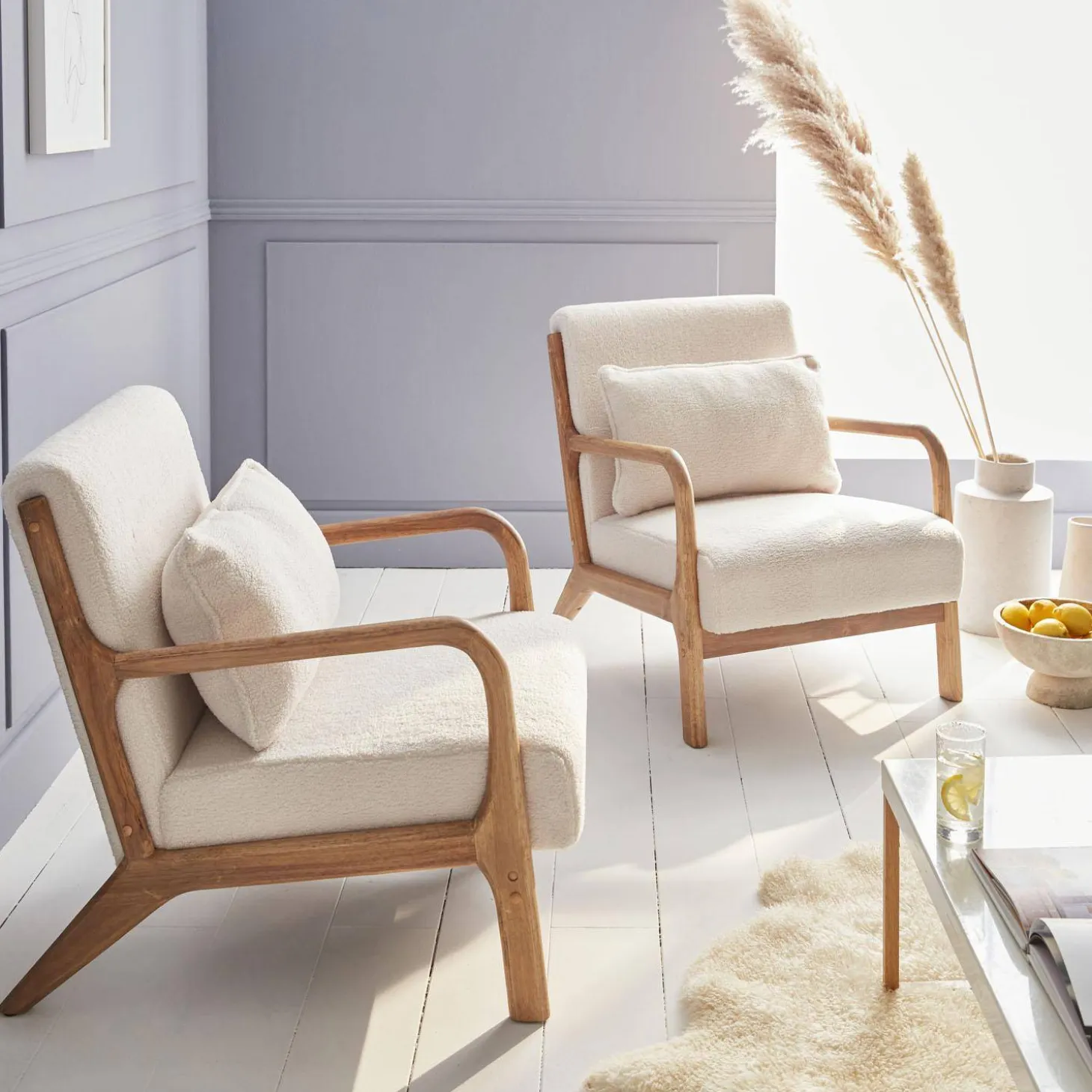 Sillón escandinavo de madera y tela borreguito