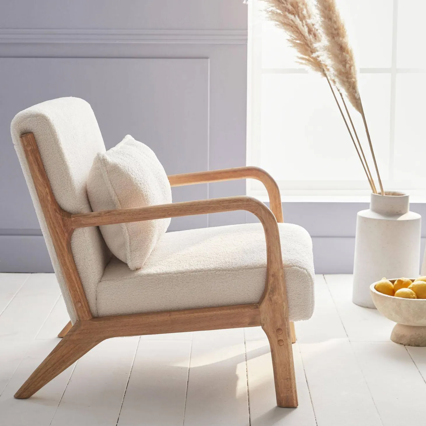 Sillón escandinavo de madera y tela borreguito