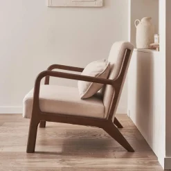 Sillón escandinavo de tela y madera de hevea