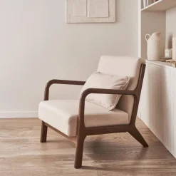Sillón escandinavo de tela y madera de hevea