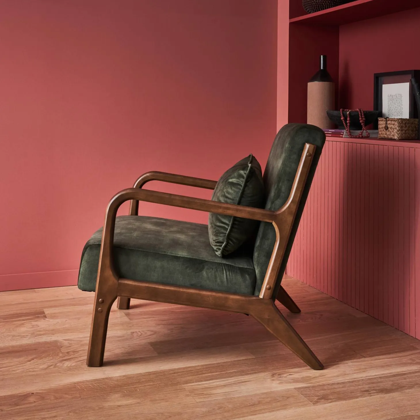 Sillón escandinavo de terciopelo y madera de hevea
