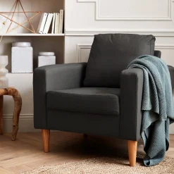 Sillón estilo escandinavo con patas de madera