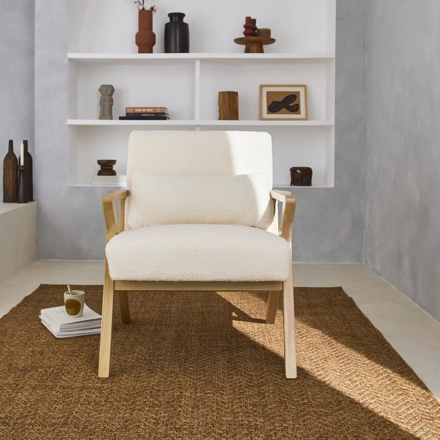 Sillón estilo escandinavo de madera de hevea borreguito
