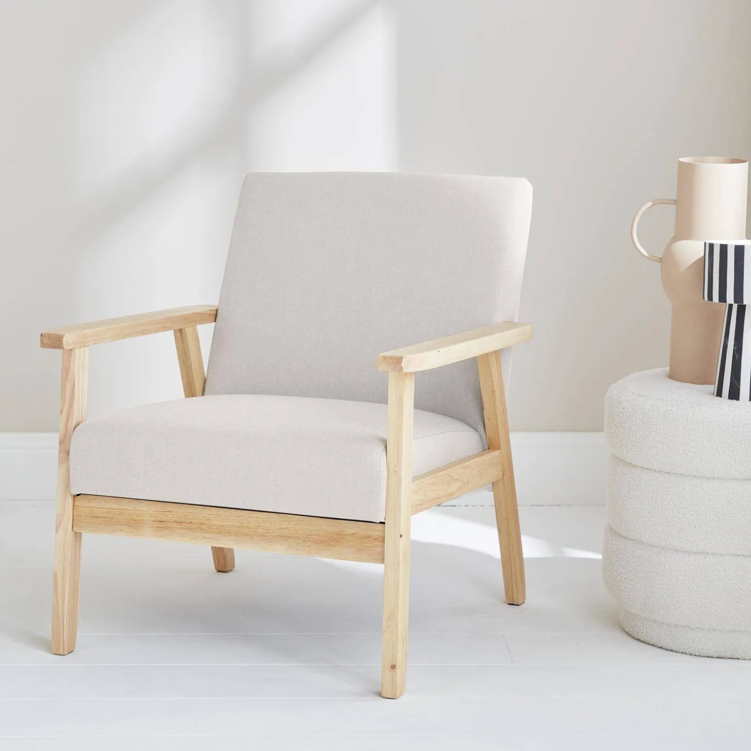 Sillón estilo escandinavo de madera y tela