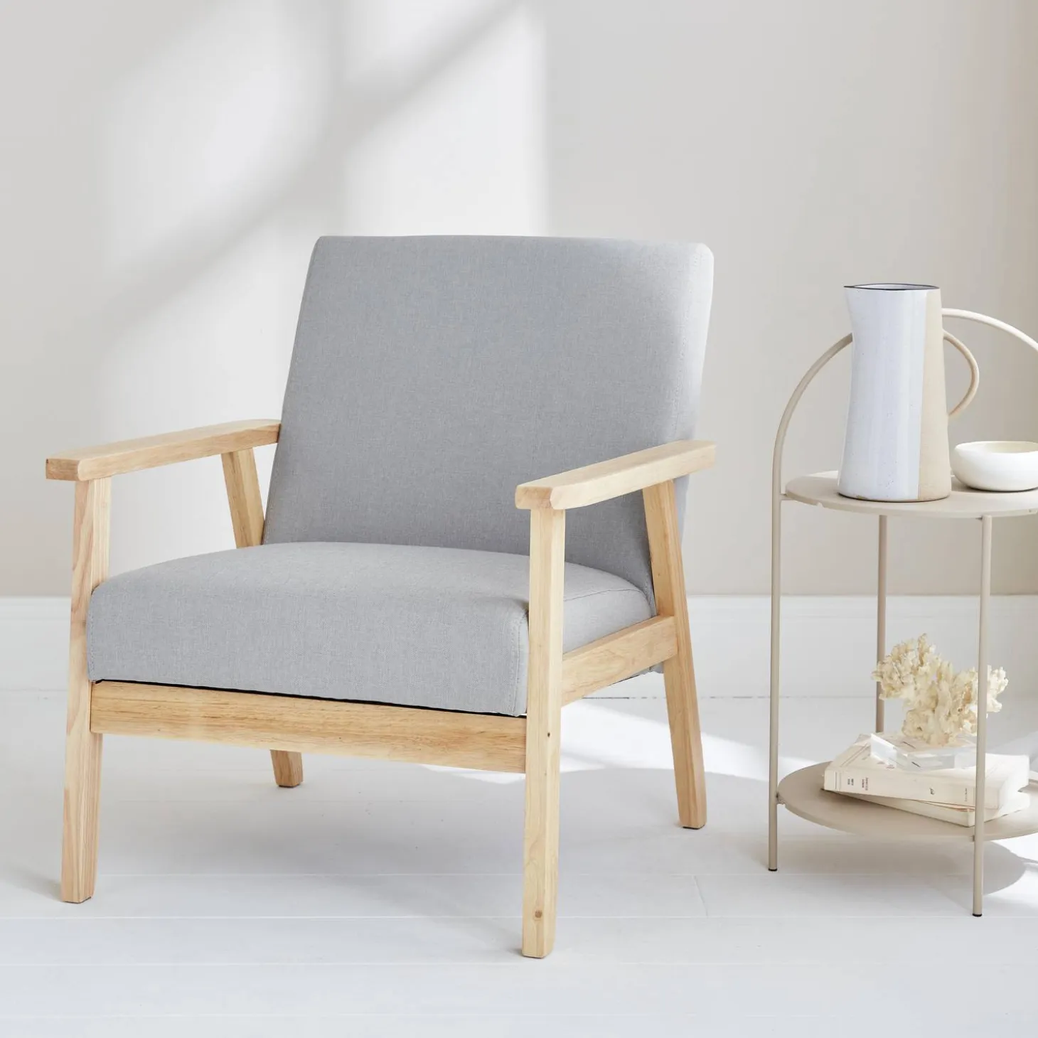Sillón estilo escandinavo de madera y tela