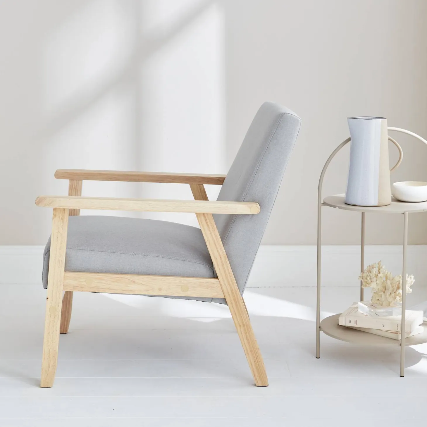 Sillón estilo escandinavo de madera y tela