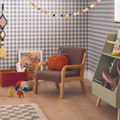 Sillón infantil escandinavo de madera y tela borreguito