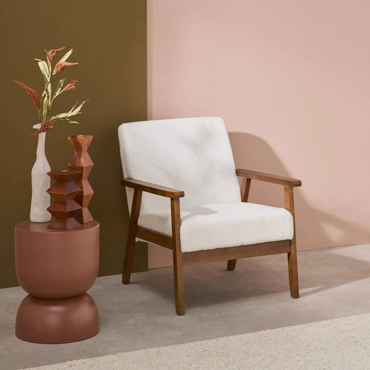 Sillón rizado escandinavo de madera de hevea teñida de nogal claro