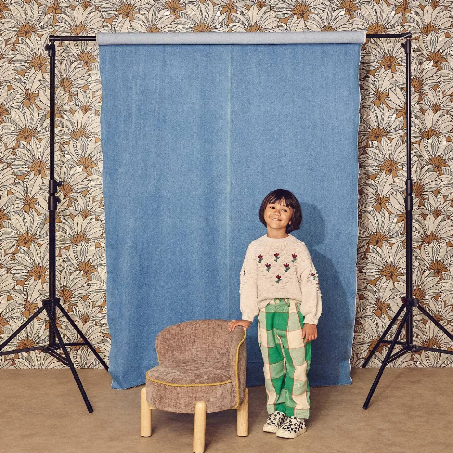 Sillón vintage infantil de madera de hevea y tela de chenilla
