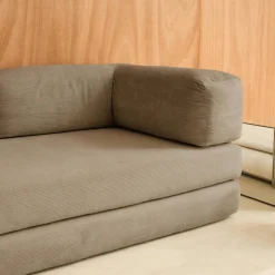 Sofá cama con futón plegable en pana y estructura cromada, 3 plazas