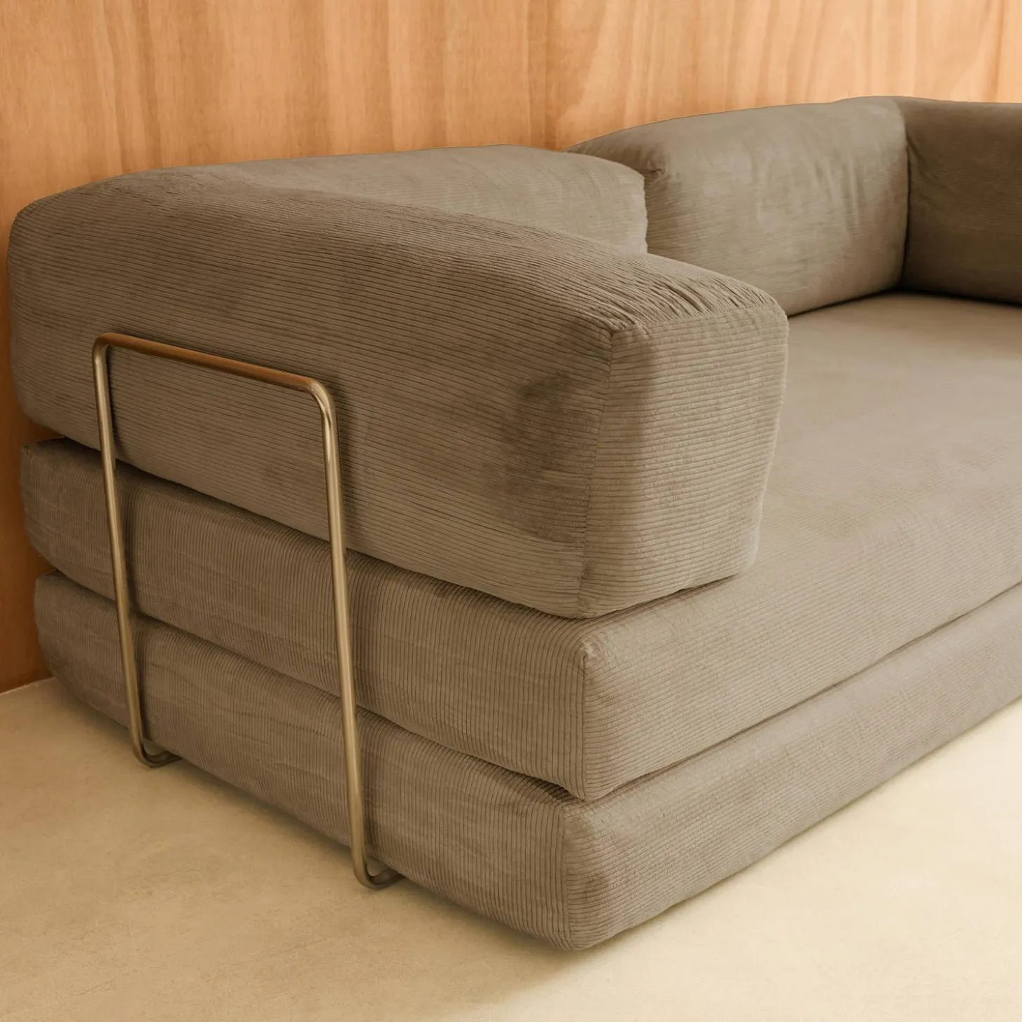 Sofá cama con futón plegable en pana y estructura cromada, 3 plazas