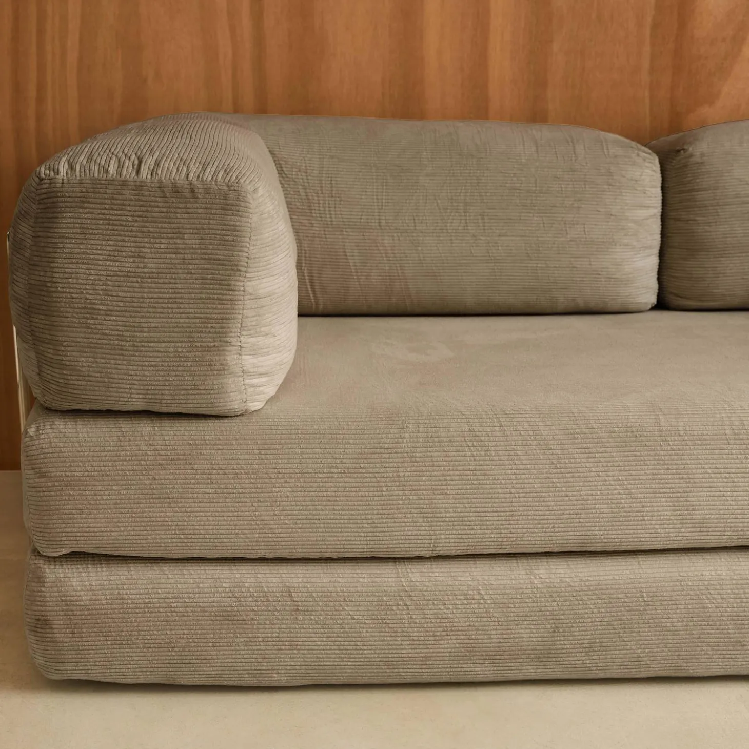 Sofá cama con futón plegable en pana y estructura cromada, 3 plazas