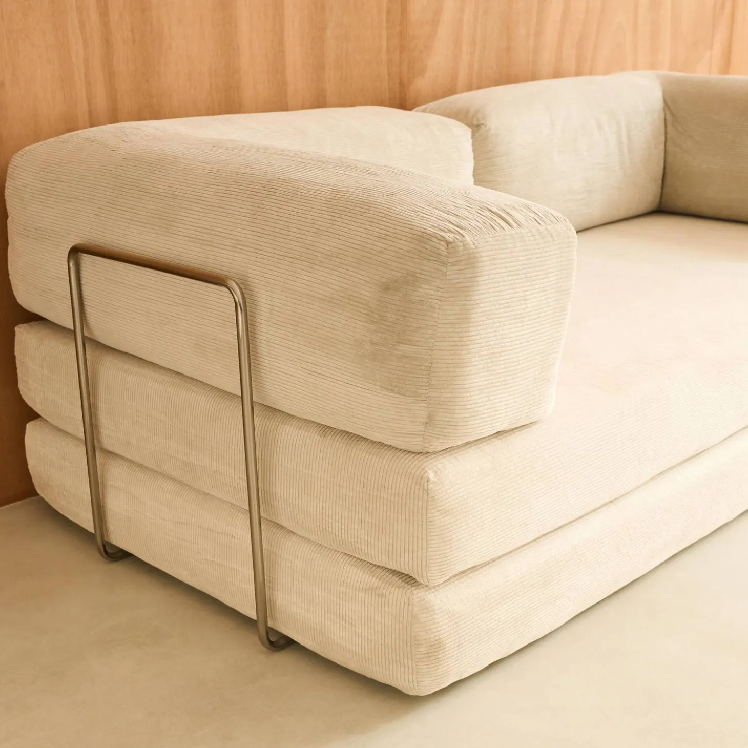 Sofá cama con futón plegable en pana y estructura cromada, 3 plazas