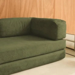 Sofá cama con futón plegable en pana y estructura cromada, 3 plazas