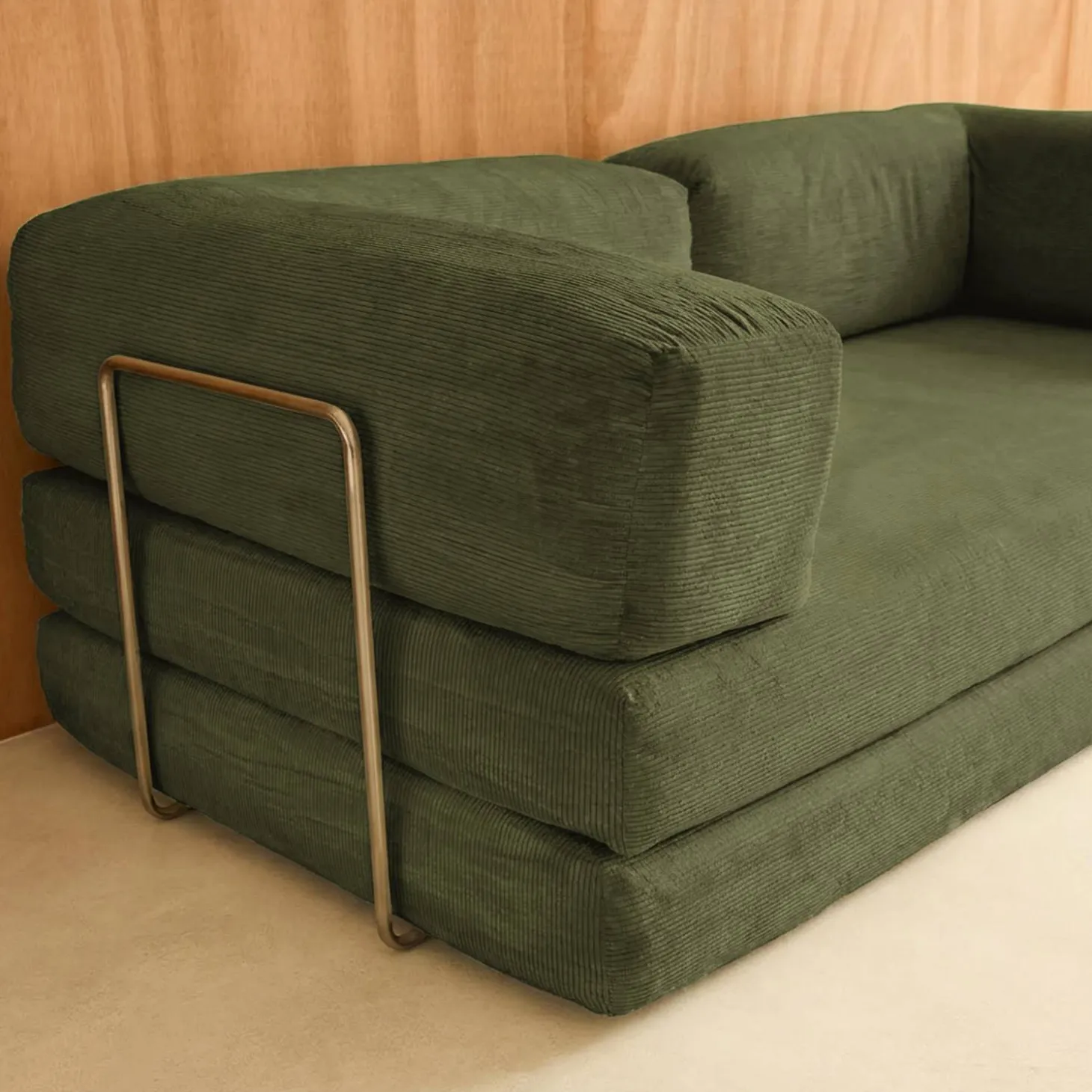 Sofá cama con futón plegable en pana y estructura cromada, 3 plazas